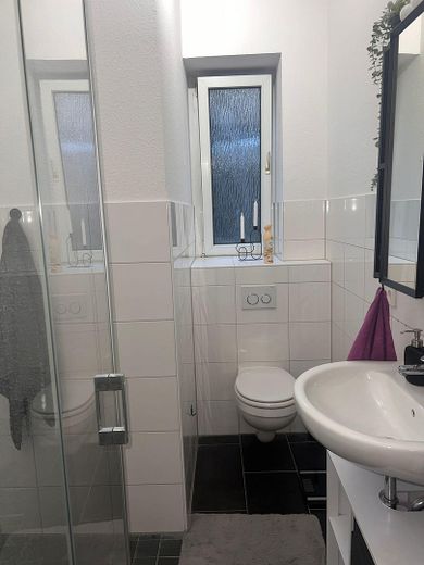 Gepflegte 2½-Zimmer-Erdgeschosswohnung mit großer Wohnküche im 6-Parteienhaus – Bad 