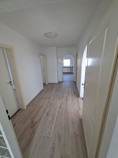 Renovierte 3-Zimmer-Dachgeschosswohnung mit Einbauküche in Erlensee – ab sofort verfügbar – Foto 1