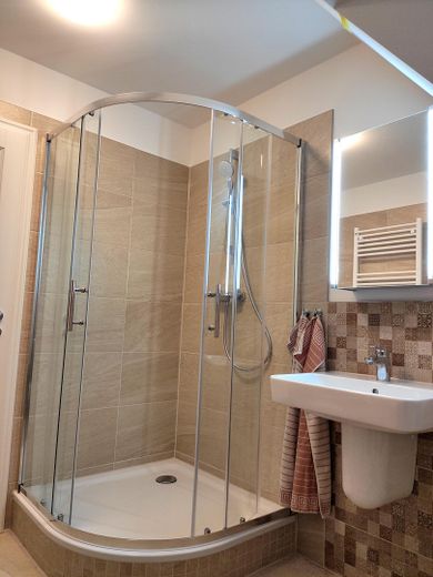 Dachgeschoß-Maisonette-Wohnung 52 qm am Tilsiter Platz in Kiel-Ellerbek – 1-Meter-Viertelkreisdusche