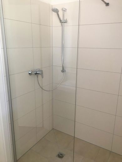 Gäste WC mit Dusche -Ansicht 2