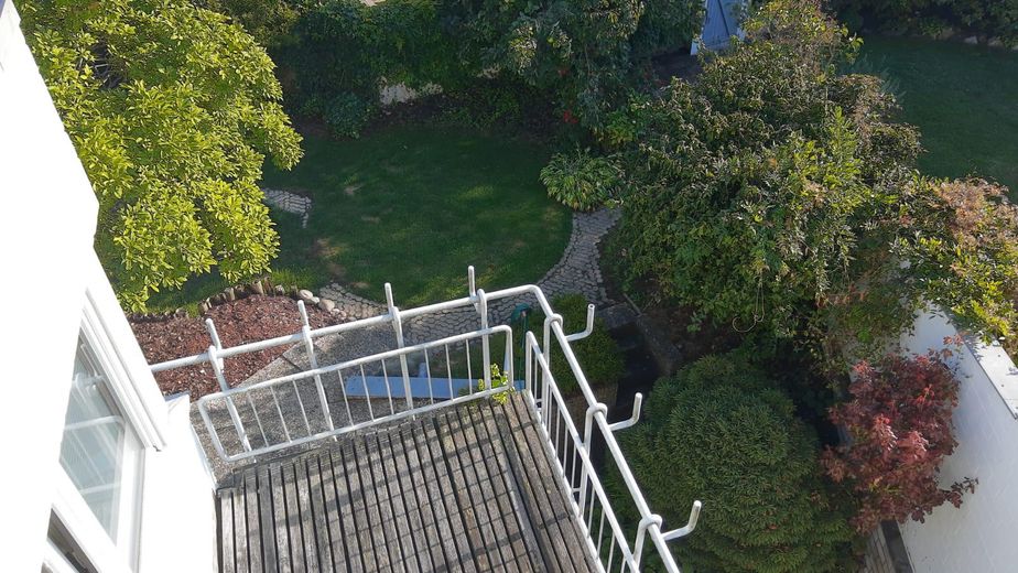 Blick vom Balkon in den Garten