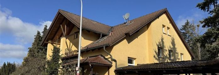 DÖRFLES ** Quietly located 1-room top-floor apartment – studio style ** Carport **