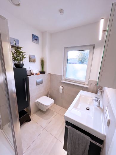 Freiraum, Panoramablick & top angebunden bei Hof: Neuwertiges Einfamilienhaus (2021, KFW-40, A+) – Gäste-WC mit Dusche im EG