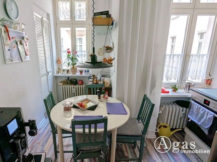Gut vermietete 3-Zimmer-Altbauwohnung im Mierendorff-Kiez in Charlottenburg – Essplatz in der Küche