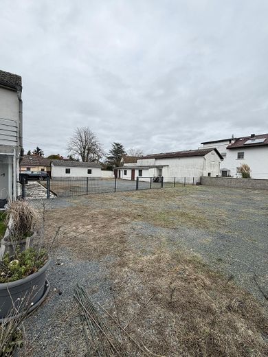 1–2 Familienhaus mit ca.300 m² Wfl.auf großzügigem 1.050-m²-Grundstück–ideal für Wohnen und Arbeiten – Freifläche 