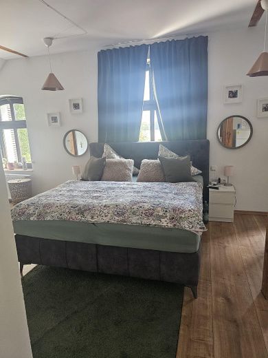 Großzügiges Haus in Alleinlage mit großem Garten – Schlafzimmer 1 OG