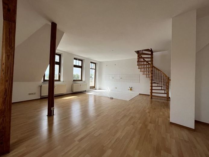 Helle und vermietete Maisonette DG 2-Zi. mit Balkon, Aufzug, Laminat, Wanne und Dusche in Bestlage * – Wohnzimmer