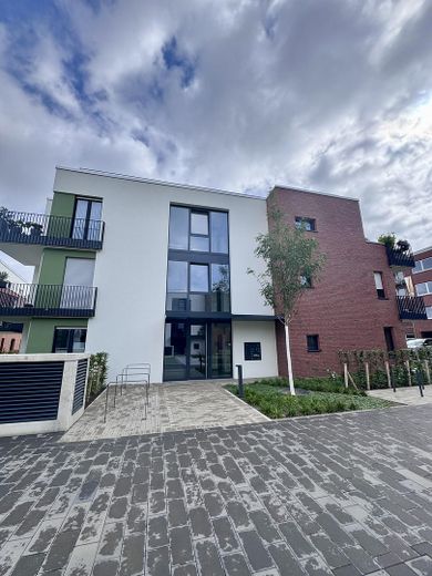 Güneşli teras ve bahçeye sahip mobilyalı yeni 2 odalı daire – Frontansicht