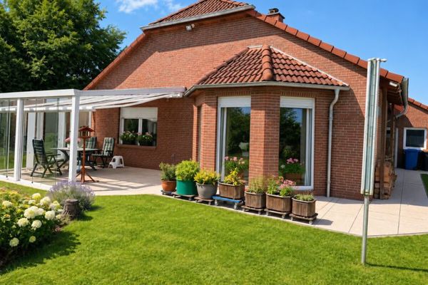 Logement de plain-pied très bien entretenu avec cuisine aménagée, cheminée et garage !