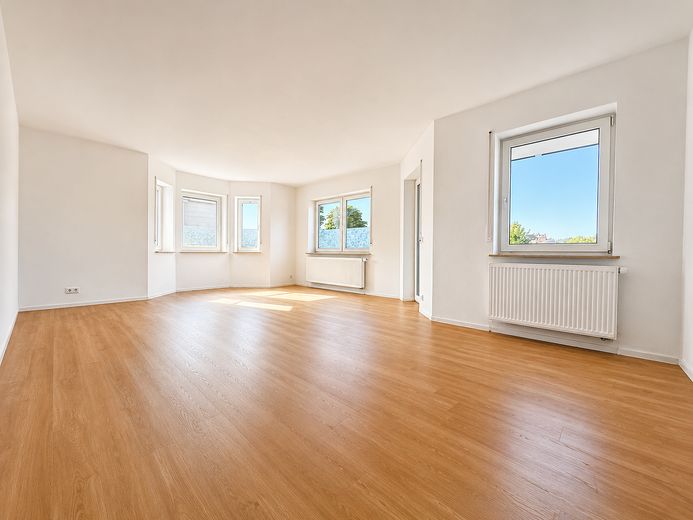 Frisch renovierte 3-Zimmer-Wohnung mit Balkon & Stellplatz in Weikersheim – Wohn- und Essbereich