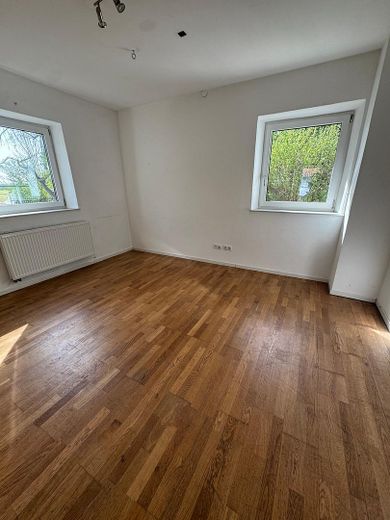 9-room two-family house on a 1080 m² plot, directly beside the railway tracks, 15 minutes by train to Munich – Zimmer EG (3)