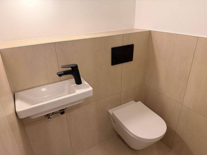 Frisch saniert & bezugsfertig: 2 Balkone, Echtholzparkett und Tiefgarage – Gäste WC (in Fertigstellung)