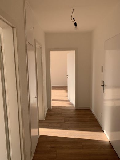 Helle 2-Zimmer-Wohnung in Hattersheim – kernsaniert, mit Balkon und Stellplatz – Flur