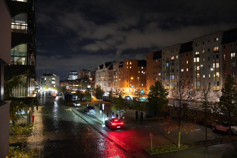 Luxuriöses Apartment an der Spree mit großer Sonnen-Dachterrasse – Blick vom Balkon (nachts)
