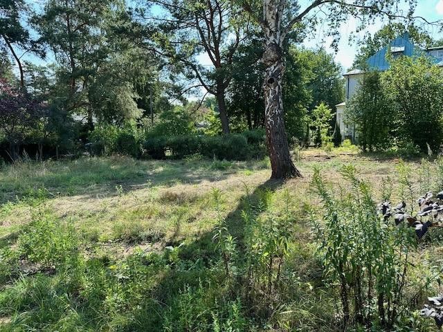 Schön geschnittenes Baugrundstück in idyllischer Lage – Großer Garten