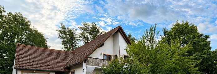 Großzügiges Familienanwesen mit Einliegerwohnung, 225 m² Wohnfläche und besonderem Flair – Straßenansicht und Zufahrt