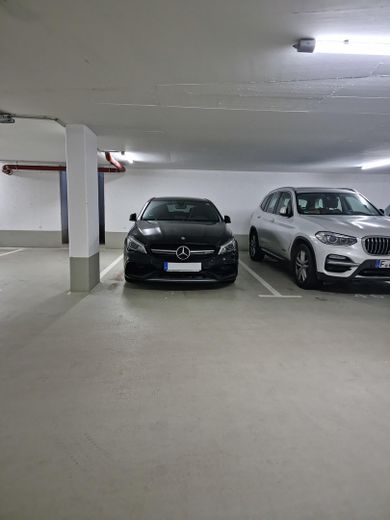 Neuwertige, hochwertige 2-Zimmer-Wohnung mit EBK & TG-Stellplatz in Ffm-Riedberg – Parkplatz