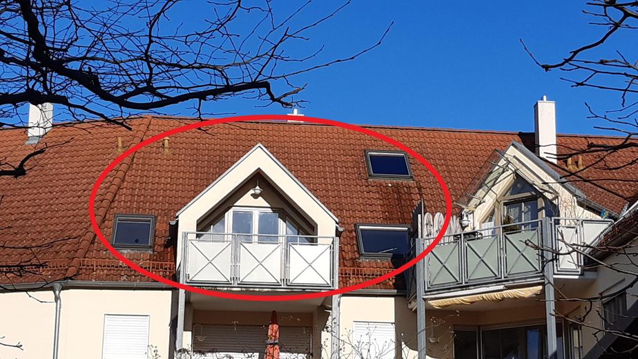 Balkonlu ve genişletme potansiyeline sahip bakımlı 3 odalı çatı katı dairesi – Aichach’ta 67 m² – Balkon Außenansicht
