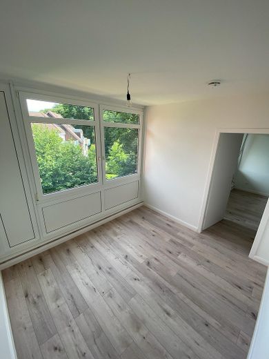 FRISCH SANIERTE UND RUHIG GELEGENE WOHNUNG IN S- BAHN- NÄHE – Schlafzimmer