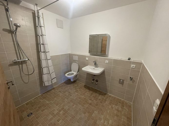 Appartamento con 4 locali al 1° piano, giardino e terrazza, nuova costruzione di 103 m2 a Fridolfing, canone di locazione senza spese 1150€ – Bad