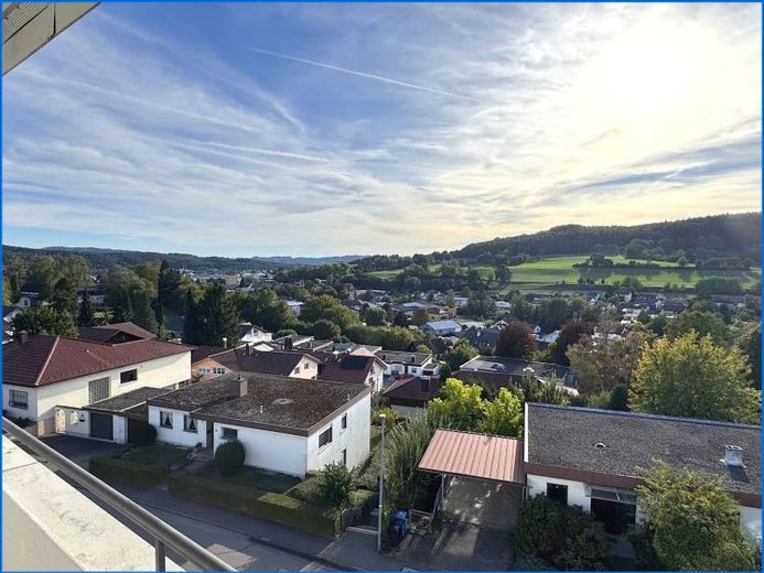 Fernsicht Pur! Lichtdurchflutete und bezugsfreie 3 Zi.-DG-Wohnung mit gr. Balkon und Garage! – Foto 1