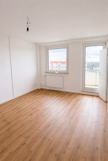 Kernsanierte 3-Zimmer-Wohnung mit moderner Einbauküche in zentraler Lage – Wohnzimmer 