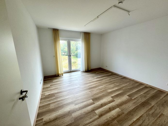 Zo goed als nieuw appartement in een meer-generatiewoning met garage, geschikt voor ouderen en drempelvrij – Schlafzimmer