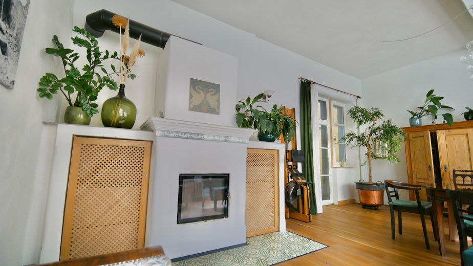 Wohnzimmer mit Kamin