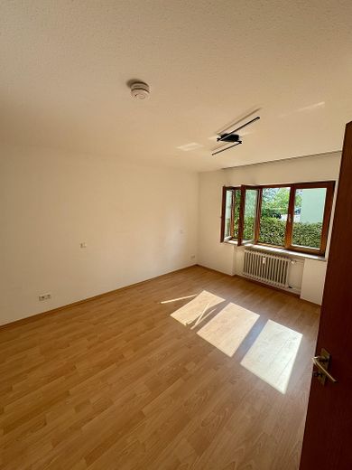 Helle 2.5 Zimmerwohnung in Gottmadingen mit Terrasse, provisionsfrei – großes Schlafzimmer 