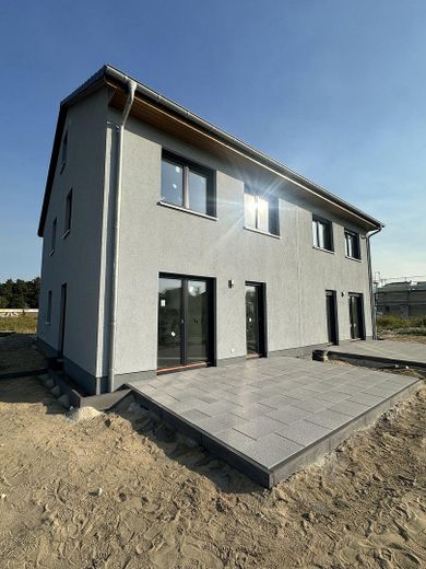 Neubau-Doppelhaushälfte (5 Zi.) mit Garten & Stellplatz – nur noch 1 verfügbar | nahe Berlin/Potsdam – Rechte Doppelhaushälfte Hinten