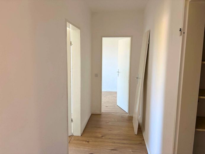 **ЩОЙНО ВІДРЕМОНТОВАНО** Світла 4-кімнатна квартира з БАЛКОНОМ у Золінгені – Ansicht I: Flur