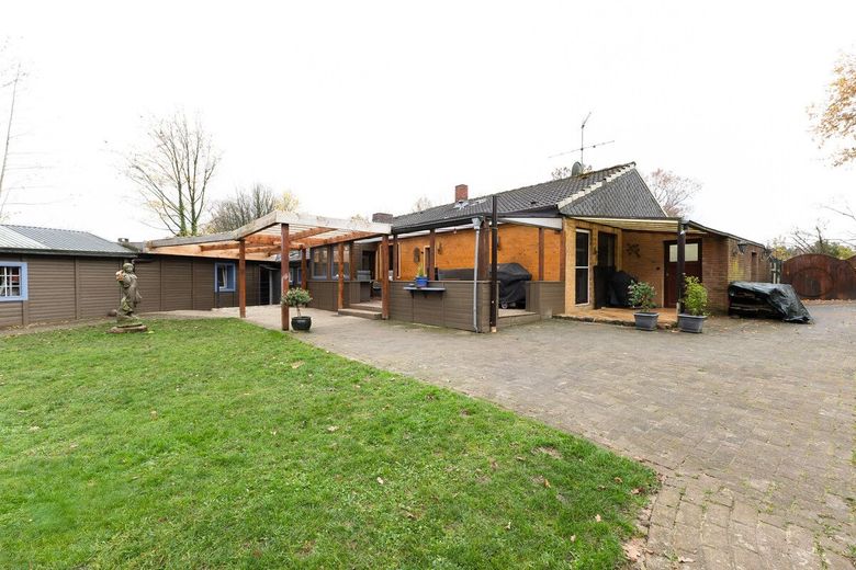 Wohlfühloase für zwei Familien - mit Pool, Sauna und Garten – Hausrückseite Altbestand