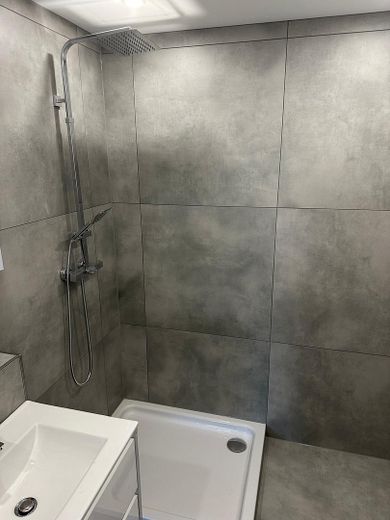 Appartement attrayant en première occupation, aux finitions haut de gamme, disponible immédiatement – Dusche