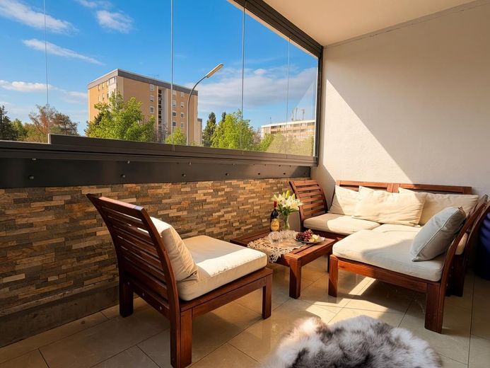 Provisionsfrei: Lichtdurchflutete 4-Zi.-Wohnung, moderner EBK & Loggia nahe U-Bahn / Panzerwiese – Gemütliche Loggia