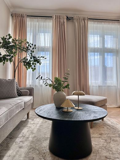 Zeitlose Eleganz trifft auf modernen Komfort - Sanierte 3 Zimmerwohnung am Schloss Charlottenburg – Wohnzimmer