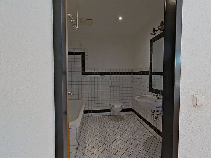 Warmes Nest, kalte Ersparnis - 1 KALTMIETE GESCHENKT: Große 3-Zimmer-Dachgeschosswohnung mit EBK und intelligentem Grundriss im historischen Breitenweg – Bad