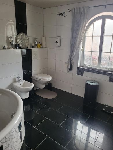Exclusive detached house near Norddeich with pool, sauna, horse keeping – Badezimmer