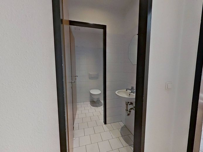 Habillez-vous chaudement, économisez au froid – Pour le début de l’automne, nous vous offrons un loyer hors charges : charmant appartement ancien de 4 pièces avec ascenseur – Gäste-WC