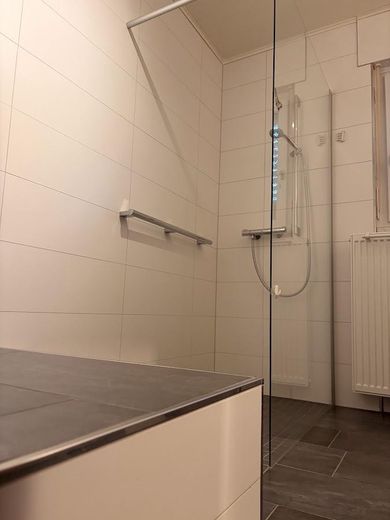 Drei freie Wohnungen, großer Garten – Mehrgenerationenwohnen in Werne – 1. OG – Bad mit Dusche
