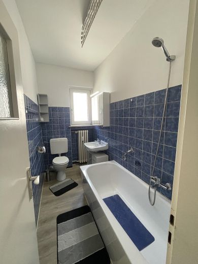 Helle 2 Zimmer Wohnung – Badezimmer