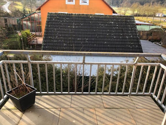 Modernisierte 2-Zimmer Wohnung im 2. OG mit EBK, Balkon, KFZ-Stellplatz und Kellerabteil – Balkon