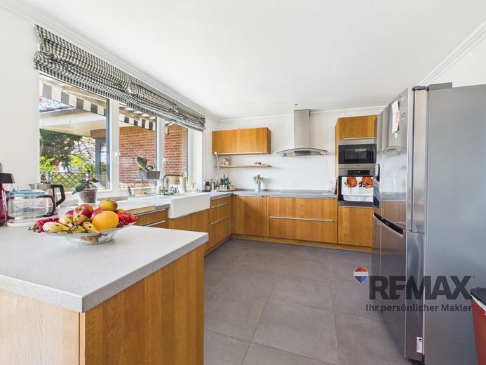 Modernisierter Bungalow mit kleiner Gewerbeeinheit in belebter Lage – Küche