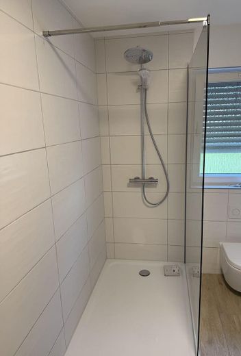 Neu renovierte 3-Zimmer-Wohnung mit Balkon, neuer EBK und 2 Stellplätzen in Reuffelbach (Mammelzen) – Dusche