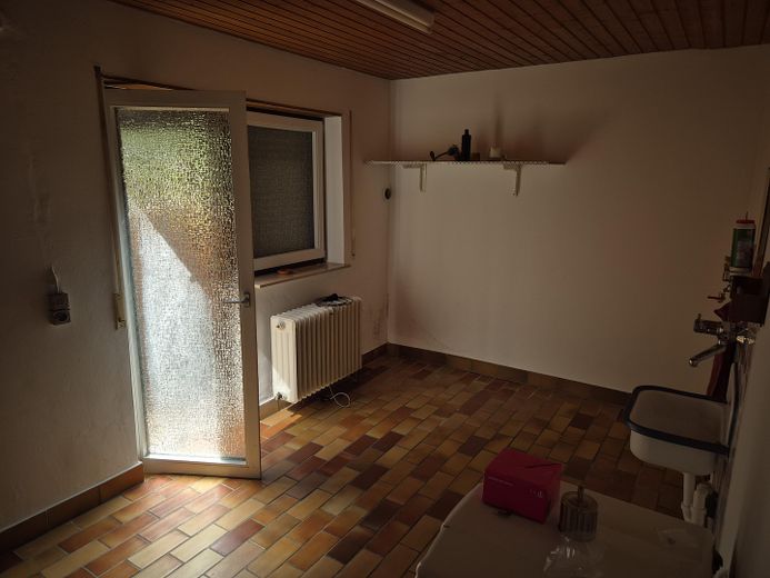 Einfamilienhaus mit Einliegerwohnung, Wintergarten, Garage und Gartenparadies auf 708 m2 – Waschküche EG Zugang Garage