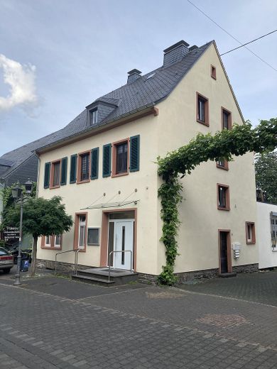 Großzügige, helle Wohnung mit vielfältigen Nutzungsmöglichkeiten in Kröv auf 214 m² – Foto 2