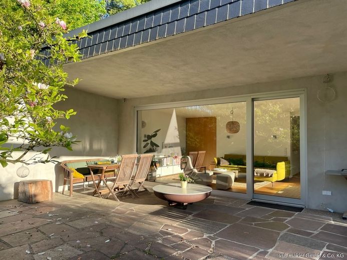 Rarität im Fichtelgebirge: Kernsanierter Bauhaus-Bungalow mit 163m² auf 7.500 m² Parkgrundstück – 10_Terrasse-Glasfront-Innen-Aussen