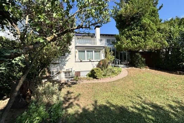 En iyi konum: Götzenhain’in seçkin villa bölgesinde ve sakin bir çıkmaz sokakta müstakil konut – aileler ve birden fazla neslin birlikte yaşaması için ideal