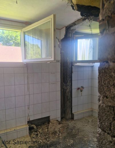 Prima occupazione dopo ristrutturazione di alta qualità – Splendido appartamento di 3 locali con 127 m² e ampio balcone soleggiato – Badezimmer vor der Sanierung