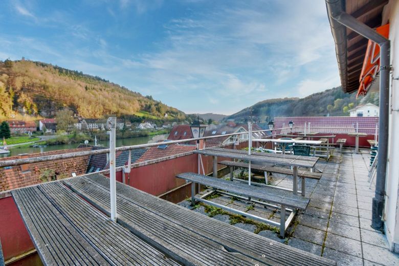 Ehemaliges Gasthaus mit 3 Einzelzimmer &amp; 5 potentiellen Wohnungen | inkl. Gaststätte und Parkplätze – Terrasse_Gasthaus