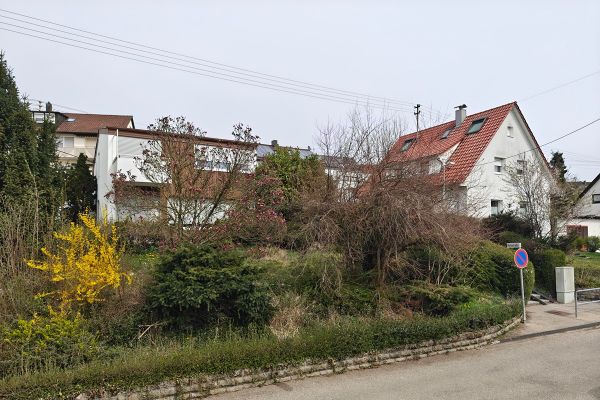 Mid-Century Einfamilienhaus aus den 60ern - 7 Zimmer, 2 Gärten, 2 Balkone und Garage mit Gartenhaus
